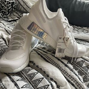 RARE NWT ADDIDAS NMD R1 SNEAKERS